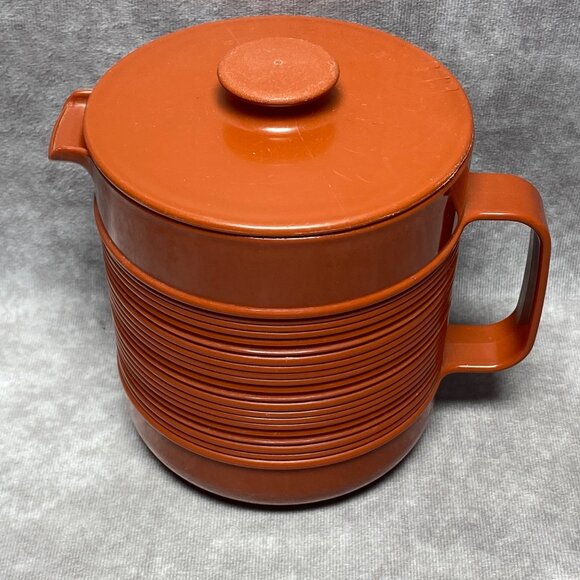 Rubbermaid Brown Plastic 1.5 Quart Pitcher Jug With Lid Ribbed Design - Picture 6 of 12